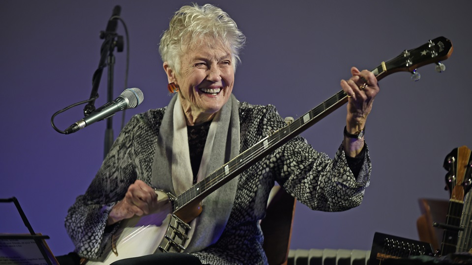 Peggy Seeger on stage playing the banjo